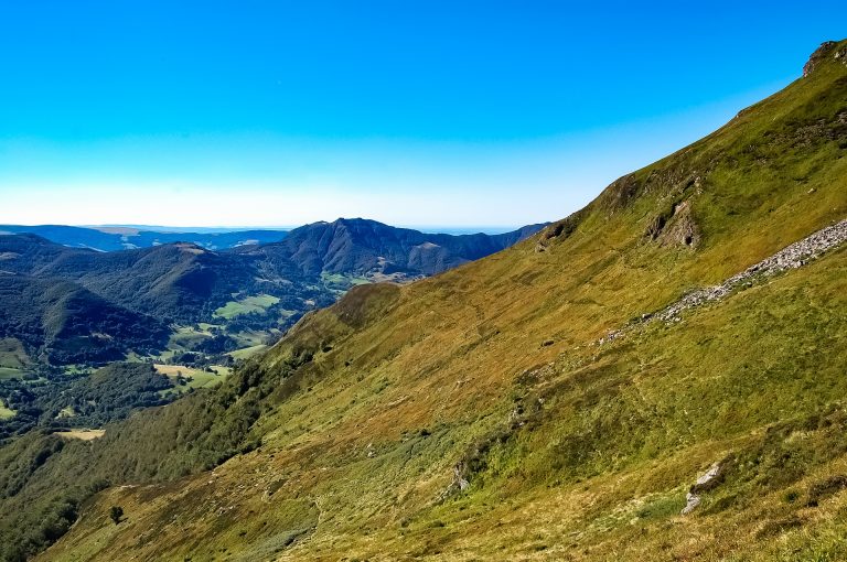 Sentiers de FranceDescription - Cantal Mounts - Standard range ...